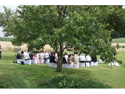Wedding - Garten - Königsdorf (Sankt Veit im Mühlkreis, Oberneukirchen) - Zeremonie im Obstgarten - Abbrandtnergut auf dem Balkon von Linz