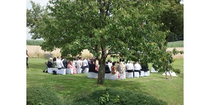 Hochzeit - Art der Location: Bauernhof/Landhaus - PLZ 4490 (Österreich) - Zeremonie im Obstgarten - Abbrandtnergut auf dem Balkon von Linz