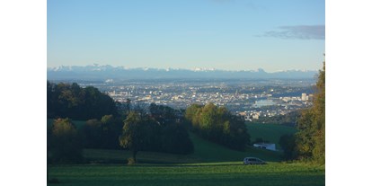 Hochzeit - Umgebung: am Land - Oberösterreich - Atemberaubende Aussicht bis zu den Alpen - Abbrandtnergut auf dem Balkon von Linz