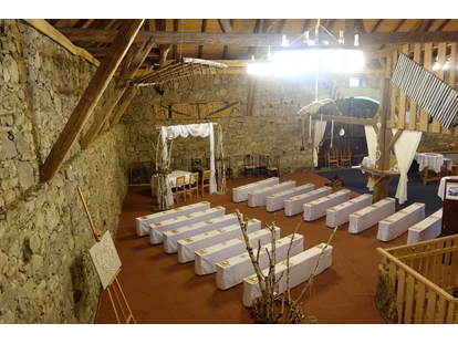 Hochzeit - Hochzeits-Stil: Traditionell - Königsdorf (Sankt Veit im Mühlkreis, Oberneukirchen) - Zeremonie im Stadl - Abbrandtnergut auf dem Balkon von Linz