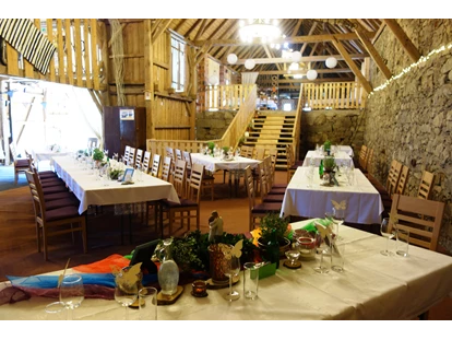 Hochzeit - Hochzeits-Stil: Traditionell - Königsdorf (Sankt Veit im Mühlkreis, Oberneukirchen) - Stadl mit Verbindungstreppe zum Heuboden - Abbrandtnergut auf dem Balkon von Linz