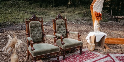 Hochzeit - Hunde erlaubt - Haan - Nahaufname der Sessel - Gasthaus In Der Strassen