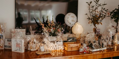 Hochzeit - Geeignet für: Firmenweihnachtsfeier - Niederrhein - Geschenketisch im Tagungsraum aufgebaut - Gasthaus In Der Strassen