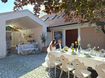 Wedding - Hochzeitsessen: Buffet - Wien-Stadt Ottakring - Hochzeitspaar im Garten des Heurigen Habacht. - Heuriger Habacht