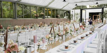 Hochzeit - Geeignet für: Seminare und Meetings - Kasten bei Böheimkirchen - Tafel im Gewächshaus - Donati Garten