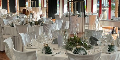 Hochzeit - Weinheim - Unsere Kutscher Remise mit  eingedeckten runde Tischen, eleganten Stuhlhussen unter  Birkenbäumen. - Jägerhof Biblis