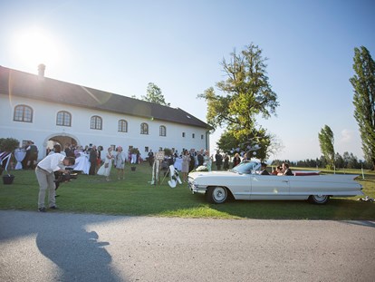 Hochzeit - Parkplatz: Busparkplatz - Hofstätten (Desselbrunn) - Heiraten auf dem Hof Groß Höllnberg in Oberösterreich. - Hof Groß Höllnberg