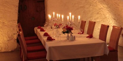 Hochzeit - Sachsen-Anhalt - Das Carnotzet bietet Platz für 25 Personen und befindet sich im Hochparterre, oberhalb der Pfalzstube. Das mittelalterliche Kellergewölbe vermittelt eine großartige Atmosphäre. Ein Beamer kann bereitgestellt werden. - Schloss Wallhausen