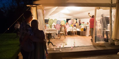 Bruiloft - Hochzeitsessen: Buffet - Eisenstadt - Feiert eure Hochzeit in einem Hochzeitszelt im Hotel Seepark-Weiden im Nordburgenland. - Strandbar im Seepark Weiden