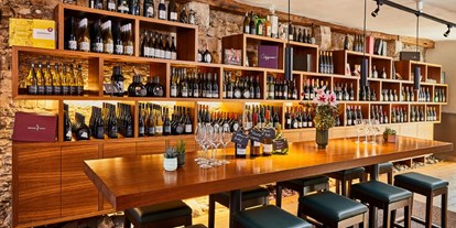 Hochzeit - Geeignet für: Seminare und Meetings - Castell - Unsere hauseigene Vinothe mit Weinbar - Altstadthotel Weinforum Franken