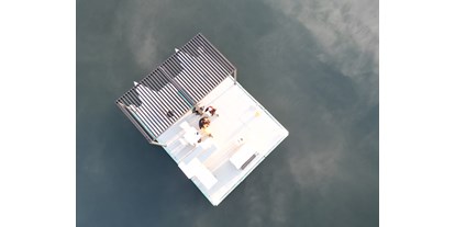 Hochzeit - Hochzeitsessen: À la carte - Faak am See - THE ISLAND ULTIMATE von oben, mit Pergola und Lamellendach - THE ISLAND - die schwimmende Location am Wörthersee