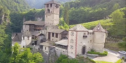 Nozze - Art der Location: Burg - Lana (Trentino-Südtirol) - Das Schloss liegt eingebettet inmitten imposanter Berge und sanften Weinreben des Etschtals. Die malerische Landschaft um uns herum lädt Sie ein, die Natur in ihrer ganzen Pracht zu erleben und die atemberaubende Aussicht zu genießen - Schloss Payersberg 
