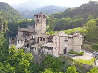 Nozze - externes Catering - Trentino-Alto Adige - Das Schloss liegt eingebettet inmitten imposanter Berge und sanften Weinreben des Etschtals. Die malerische Landschaft um uns herum lädt Sie ein, die Natur in ihrer ganzen Pracht zu erleben und die atemberaubende Aussicht zu genießen - Schloss Payersberg 