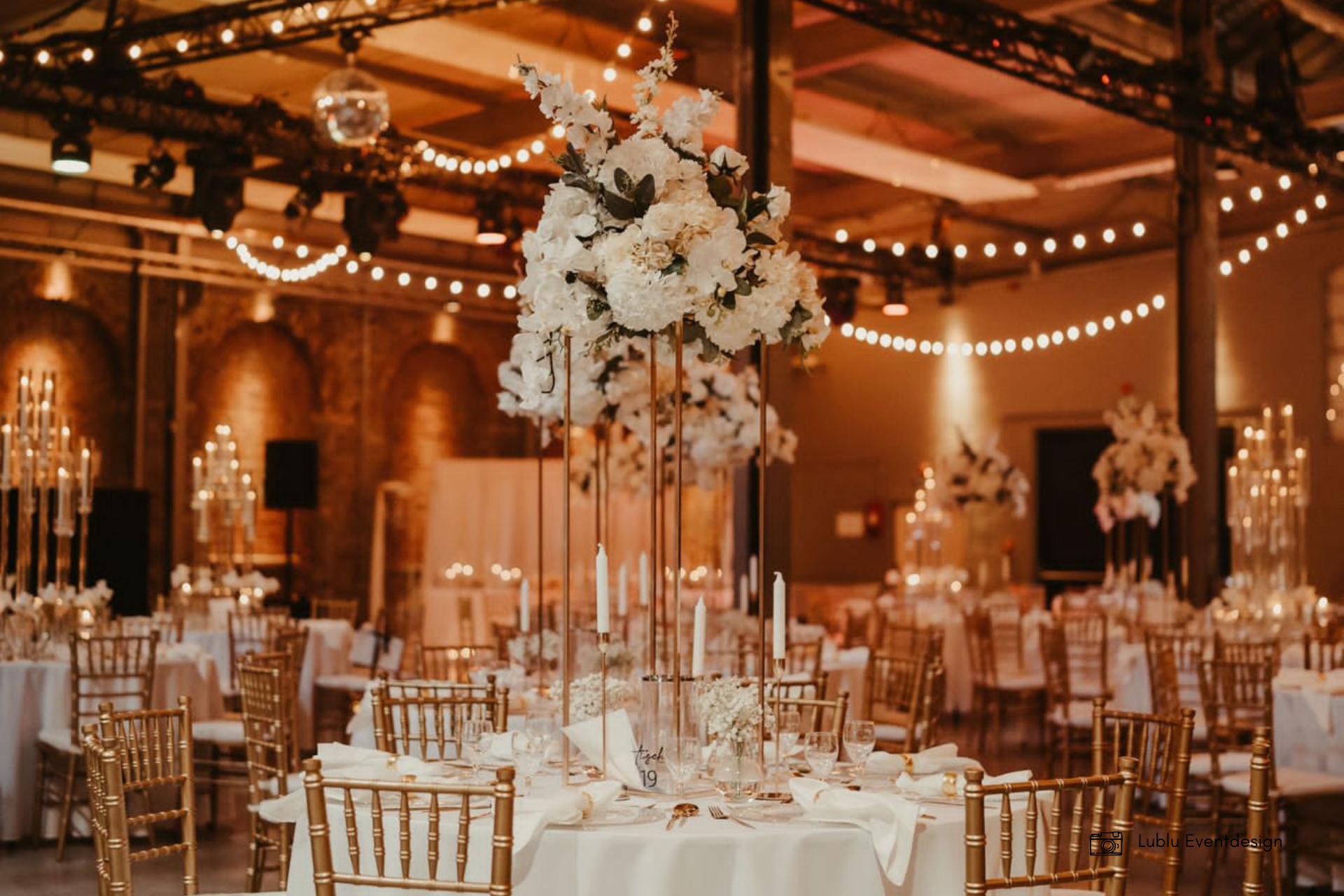 Hochzeitslocation - Der Festsaal der Hochzeitslocation "Alte Schlossfabrik" mit runden Tischen. - Alte Schlossfabrik