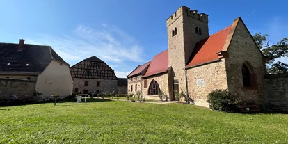 Hochzeit - Frühlingshochzeit - Mönchpfiffel-Nikolausrieth - Außenansicht Kapelle - Klostergut Mönchpfiffel