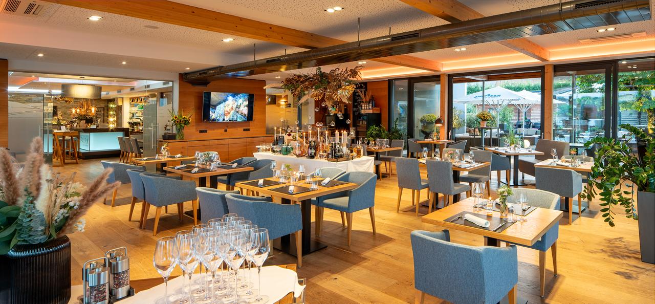 Location per matrimoni - PATRIX Hotel | Restaurant | Bar
lichtdurchfluteter Wintergarten, links mit Blick zur Bar, rechts mit Blick auf die Terrasse, Lounge und den Garten, für ca. 60 Gäste, individuell gestellt. - PATRIX Hotel | Restaurant | Bar