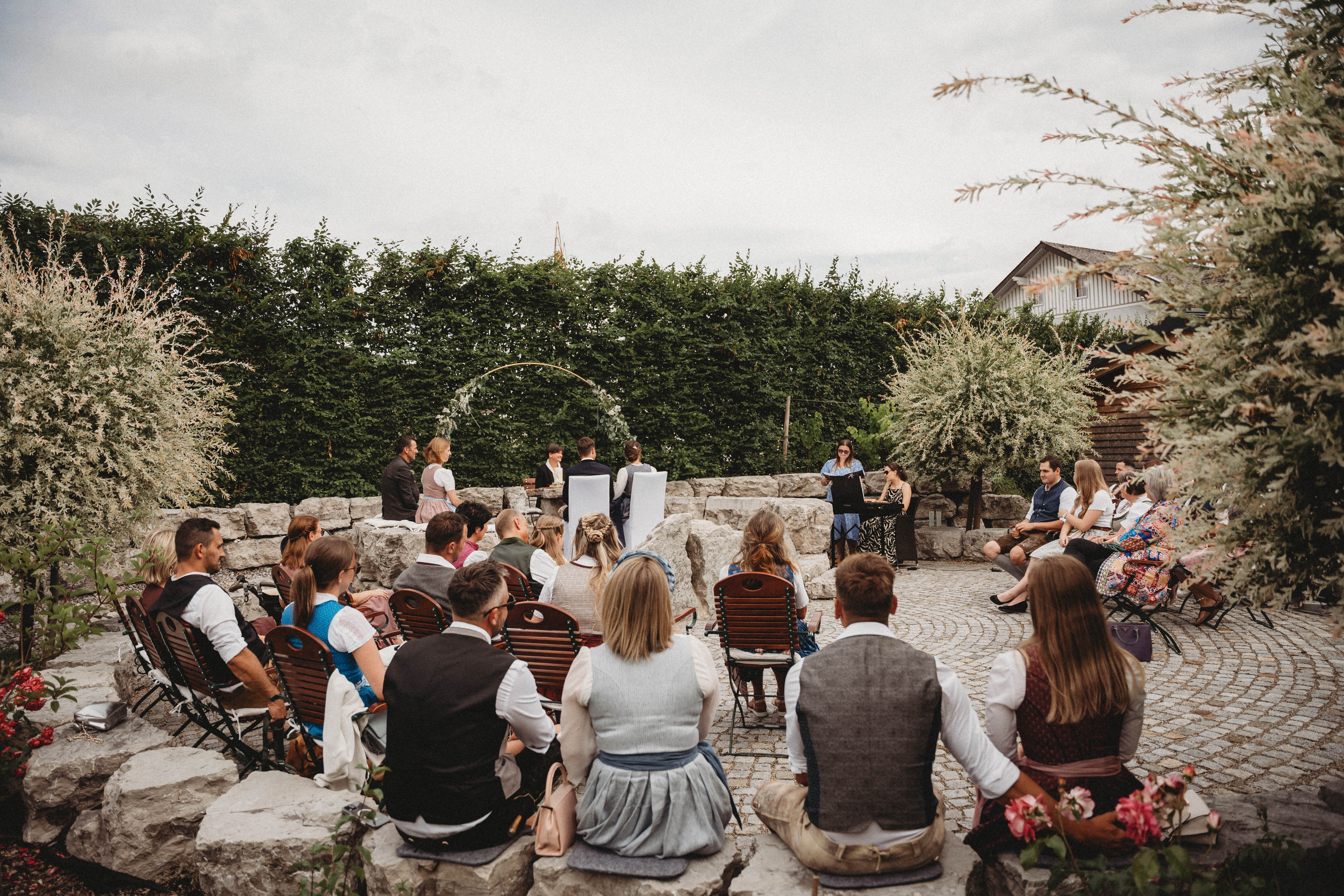 Location per matrimoni - Stimmungsvoll dekorierter Garten für eine freie Trauung im Restaurant & Boutiquehotel PATRIX. Romantische Outdoor-Hochzeitslocation in Österreich mit elegenter Gartenkulisse für exklusive Sommerhochzeiten, Trauzeremonien und stilvolle Hochzeitsfeiern im Grünen. - PATRIX Hotel | Restaurant | Bar