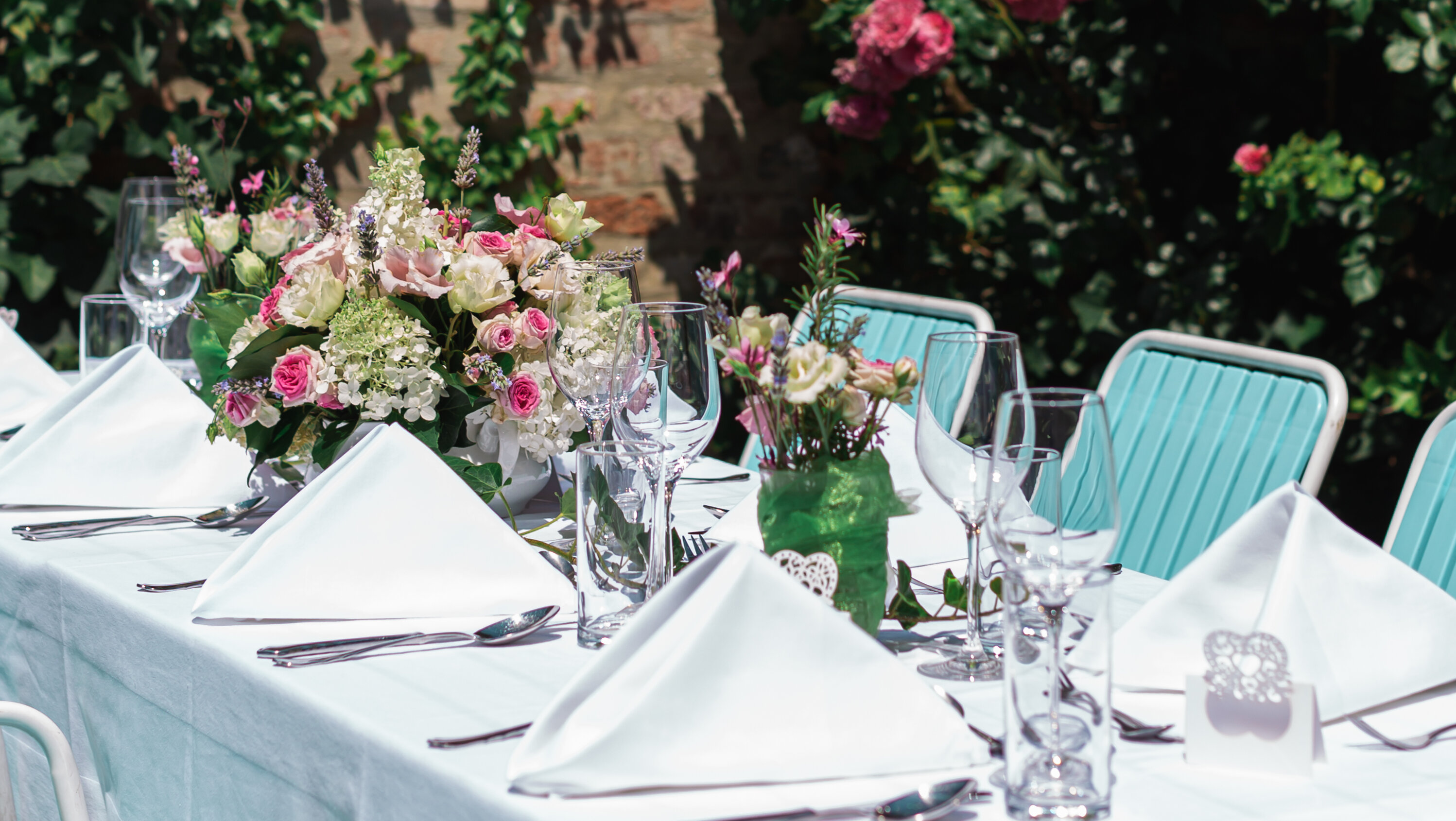 Trouwlocatie - exklusiver Innehof weiß gedeckt, gehört zum Bühnenraum dazu - Die Schankwirtschaft im Augarten