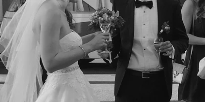 Wedding - Geeignet für: Eventlocation - Hohenems - Unser Brautpaar beim Aperitifempfang - vorgefahren mit schmuckem Oldtimer - Vienna House Martinspark Dornbirn