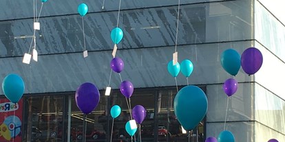 Hochzeit - Geeignet für: Firmenweihnachtsfeier - Schoppernau - Glücksballons steigen vor dem Hotel - Vienna House Martinspark Dornbirn