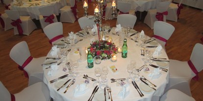 Hochzeit - Geeignet für: Firmenweihnachtsfeier - Bildstein - Runde Tische mit Hussen - Vienna House Martinspark Dornbirn