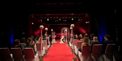 Hochzeit - Hochzeits-Stil: Modern - Schönaich (Böblingen) - Trauung auf der Theatersaalbühne - DAS K - Kultur- und Kongresszentrum