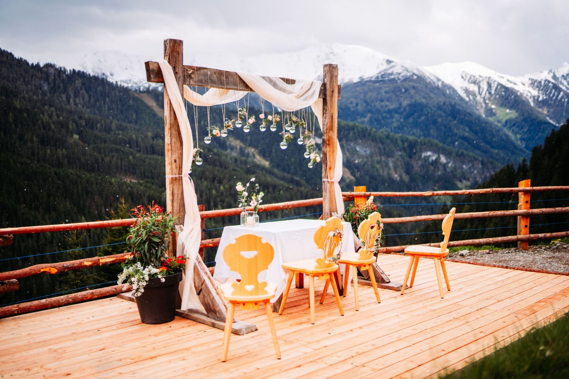 Hochzeit:     Ja-Wort inmitten der Tiroler Bergwelt auf 1.663 Metern Seehöhe. - PEER ALM