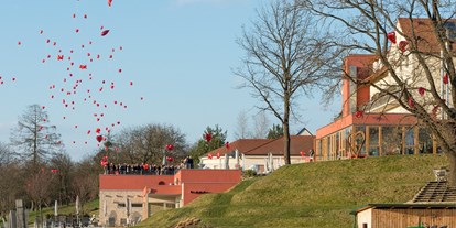 Hochzeit - Parkplatz: Busparkplatz - Stegersbach - Luftballons steigen lassen - Das Eisenberg