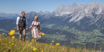 Hochzeit - Kinderbetreuung - Löbenau - Hand in Hand in die gemeinsame Zukunft mit dem imposanten Dachsteinmassiv im Hintergrund - Schafalm Planai