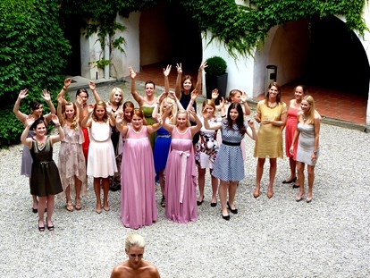 Hochzeit - Grünau (Mariazell) - Brautstraußwerfen im Innenhof - Schloss Ernegg