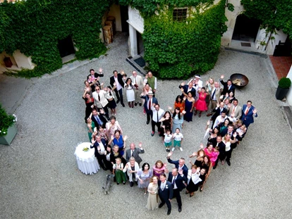 Bruiloft - Art der Location: Hotel - Oostenrijk - Gruppenfoto im Innenhof des Schloss Ernegg - Schloss Ernegg