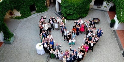 Hochzeit - Kirche - Gruppenfoto im Innenhof des Schloss Ernegg - Schloss Ernegg