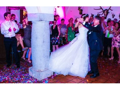 Mariage - Hochzeits-Stil: Boho - L'Autriche - An der Tanzbar im Schloss Ernegg lässt sich die Hochzeit bis in die Nachtstunden feiern. - Schloss Ernegg