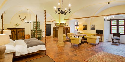 Hochzeit - Art der Location: Hotel - Nach dem Tanzen geht es dann in eine der vielen Suiten des Schloss Ernegg - am Bild - die Waffenkammer... - Schloss Ernegg