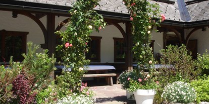 Hochzeit - Hochzeitsessen: Catering - Lämmerbach - Der Blumeneingang zum Laimer Urschlag in Strobl. - Laimer-Urschlag
