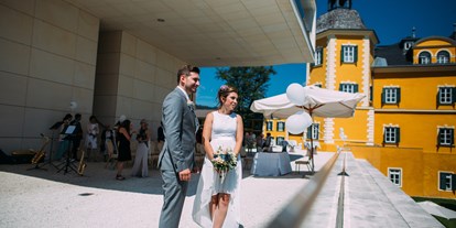 Hochzeit - Hochzeits-Stil: Rustic - Alpen (Feldkirchen in Kärnten) - Das Brautpaar vor dem Schlosshotel. - Falkensteiner Schlosshotel Velden