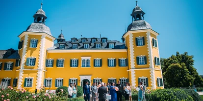 Bruiloft - Trauung im Freien - Stöcklweingarten - Fotoshooting mit der Hochzeitsgesellschaft auf Schlosshotel Velden. - Falkensteiner Schlosshotel Velden