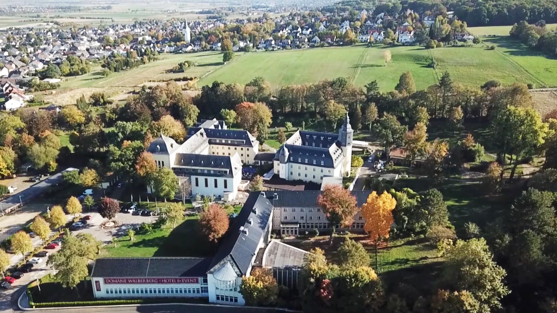 Hochzeit: Vogelperspektive vom Schloßhotel - Schlosshotel Domäne Walberberg - Schmatz Catering