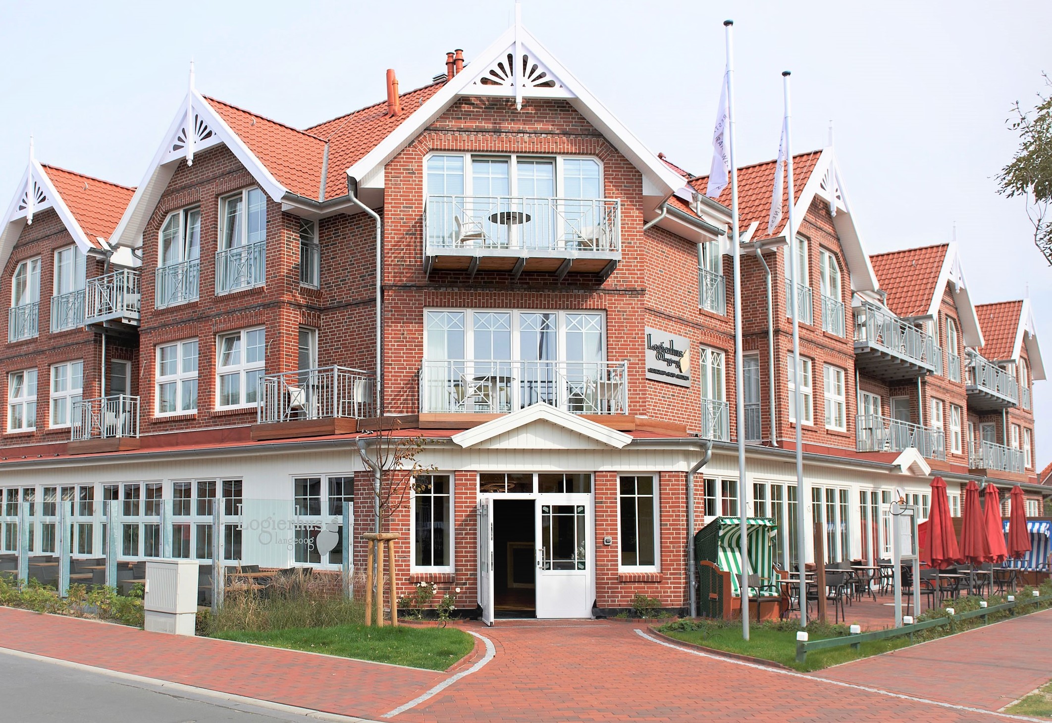 Location per matrimoni - Frontansicht des Hauses mit Eingang, Terrassen und Zimmer - Logierhus Langeoog****S