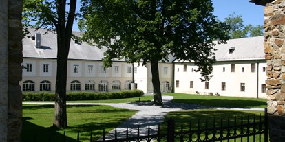 Hochzeit - Parkplatz: kostenlos - Bösenneunzen - Schlosshof - Schloss Ottenschlag