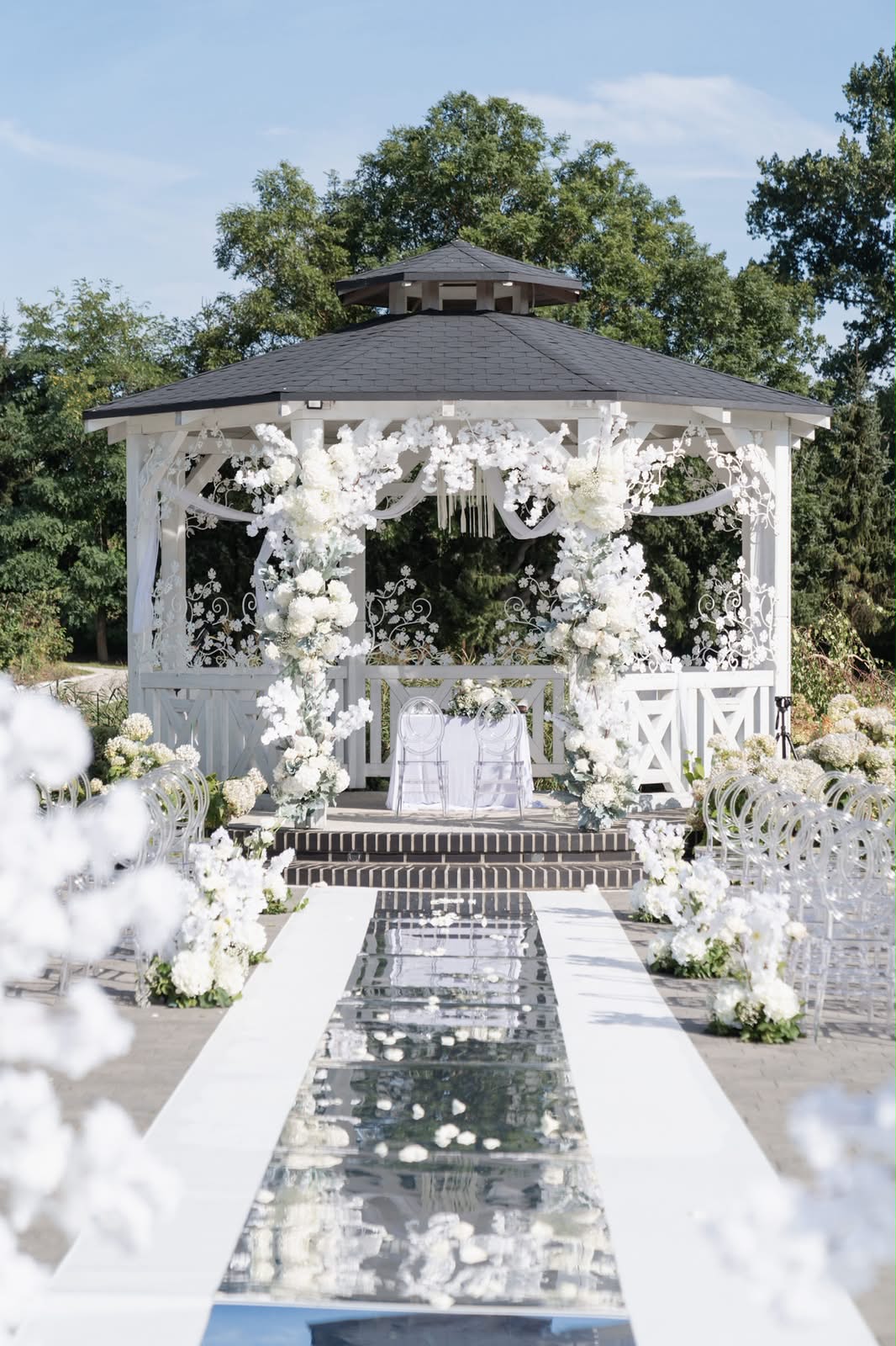 Hochzeitslocation - Die perfekte Kulisse für euer Ja-Wort: Unser wunderschön dekorierter Pavillon direkt am Wasser für eure Traumhochzeit im Freien. - Gutshaus Kniejówka