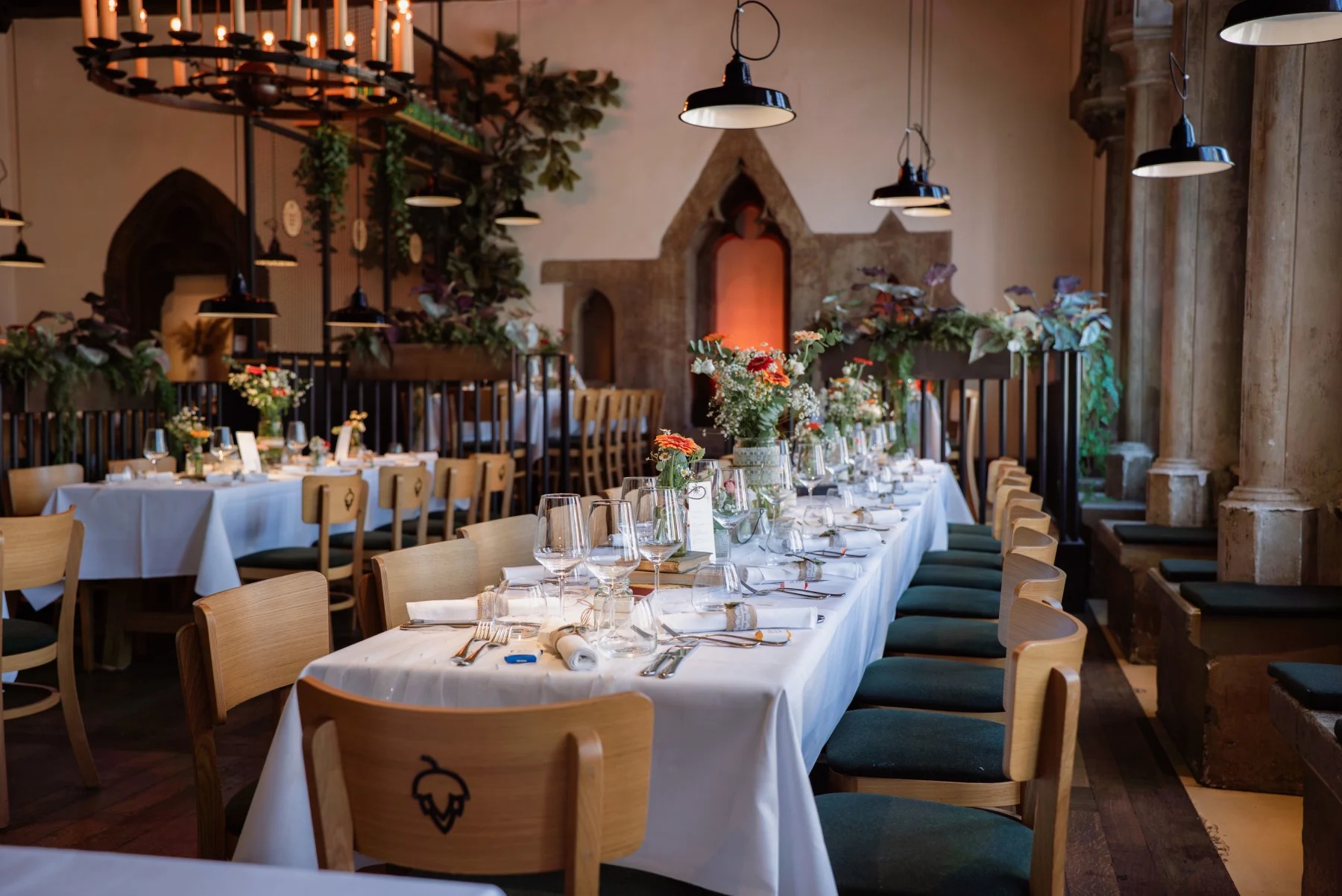 Hochzeitslocation: Liebevoll gedeckte Hochzeitstafel mit bayerischem Charme und stilvollem Ambiente.
 - Wirtshaus im Heuport