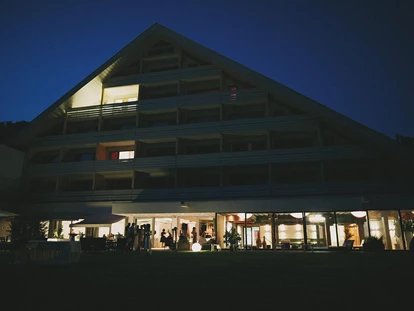 Bruiloft - Sommerhochzeit - Hinterbrühl - Die Krainerhütte bei Nacht.
Foto © thomassteibl.com - Seminar- und Eventhotel Krainerhütte