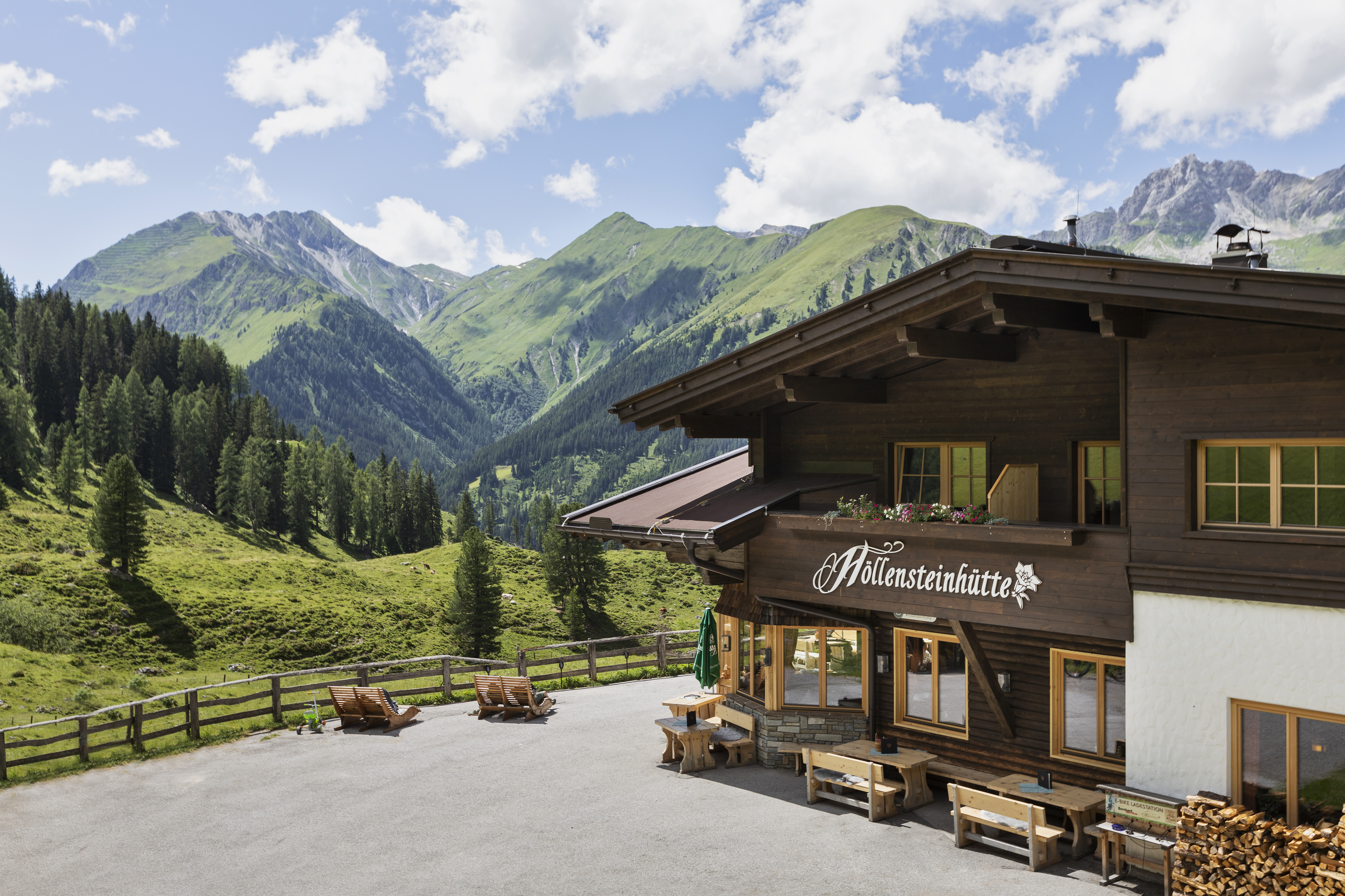 Hochzeit: Außenansicht - Berggasthaus Höllensteinhütte