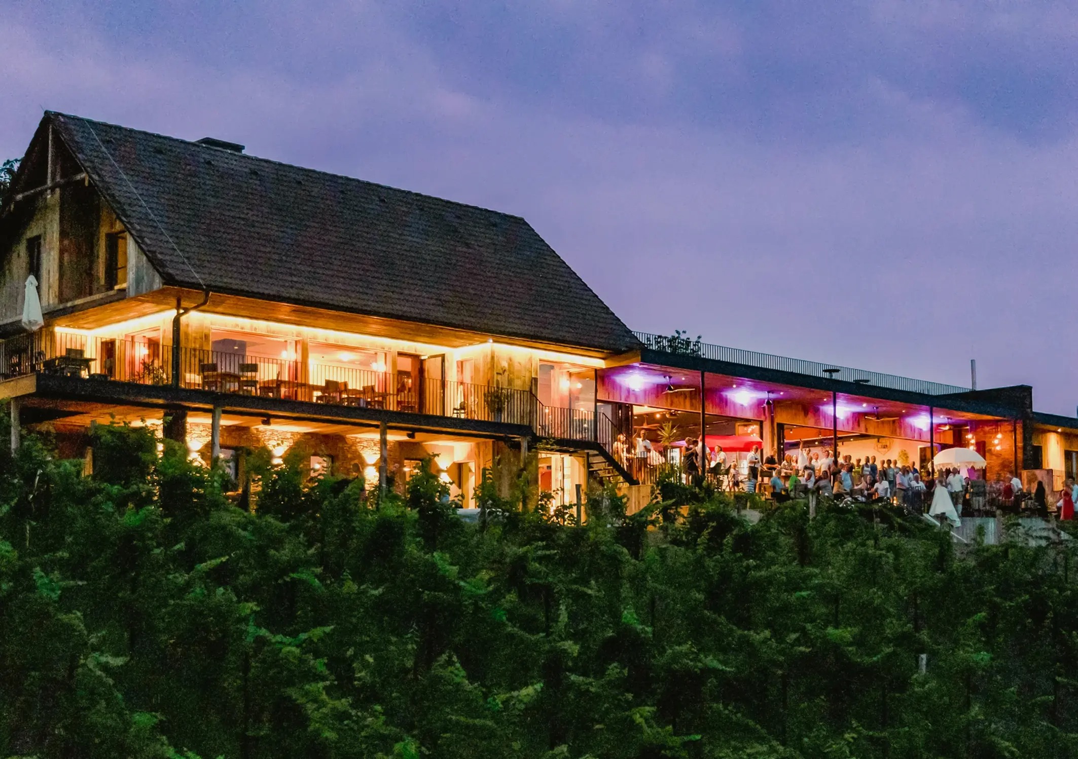 Hochzeitslocation - Hochzeitslocation mit Panorama: Sagt Ja über den Dächern der Weststeiermark und feiert bis in die Nacht.  
 - HerrgottHÖ Winzerrestaurant & Bar