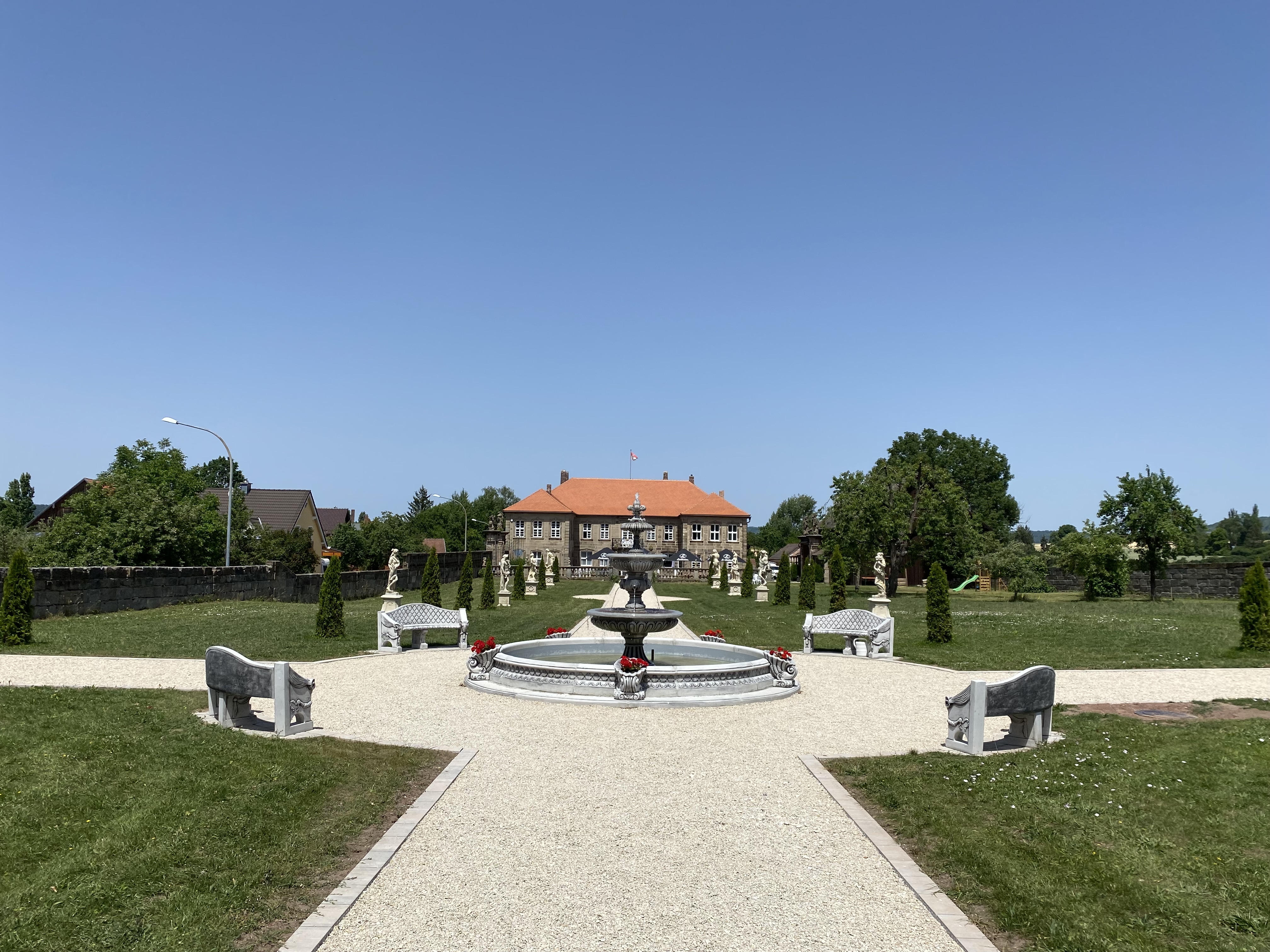 wedding venue - Der Blick vom Brunnen auf das Schloss - Schloss Colmdorf 