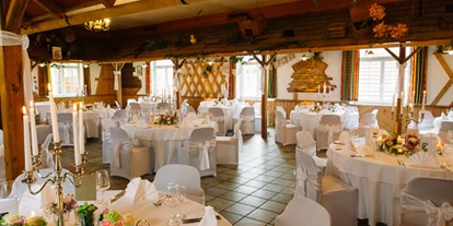 Hochzeit - Art der Location: Gasthaus - Baumühl - Hochzeit 20.06.2015
Hier sieht man noch einmal den unteren Saalbereich mit runden Tischen und den Hussen. - Gasthof Wösner