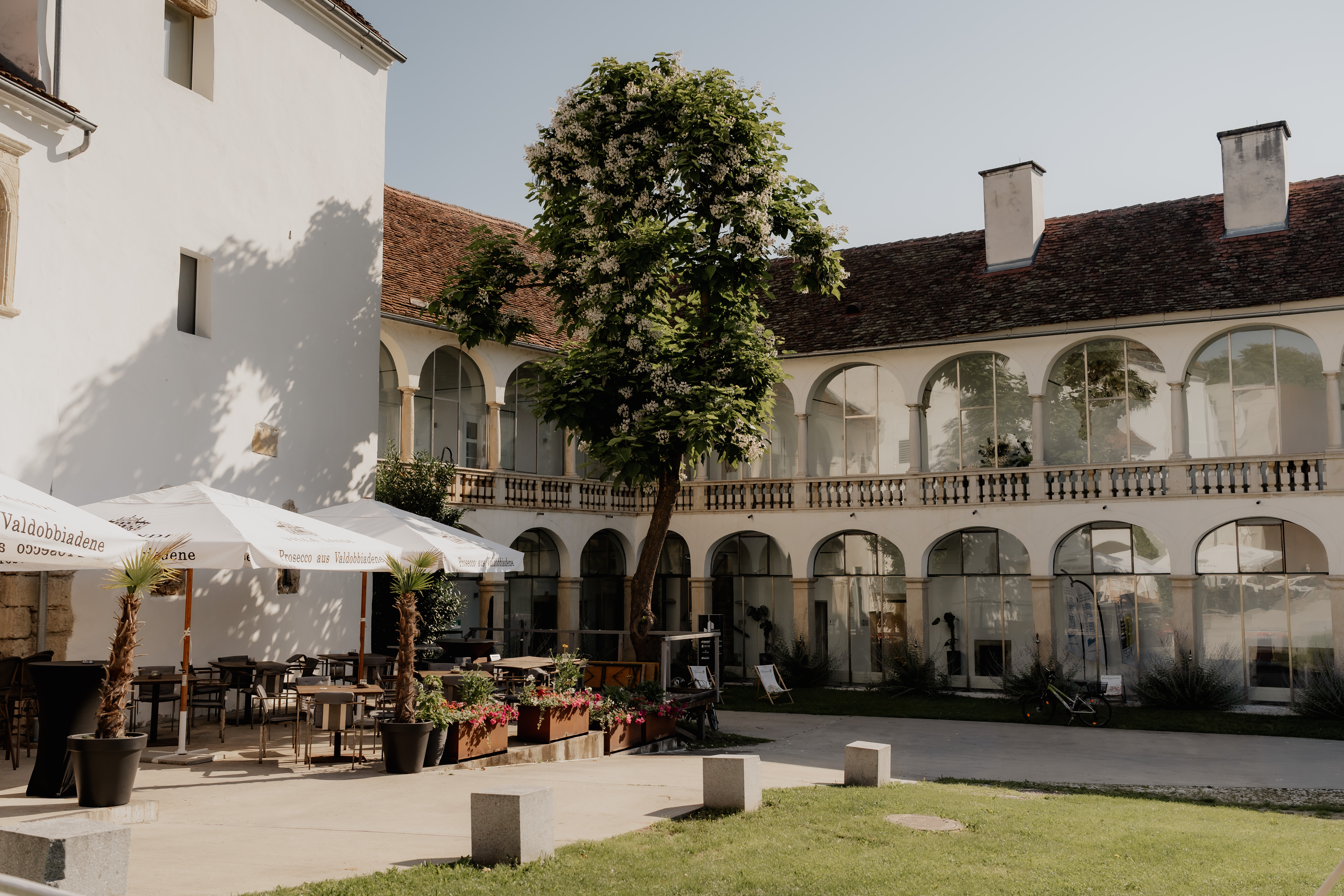 Hochzeitslocation - Das Schloss Hartberg bietet eine historische Kulisse für eine unvergessliche Hochzeit in romantischem Ambiente. - Schloss Hartberg - Weddings by Mikeli
