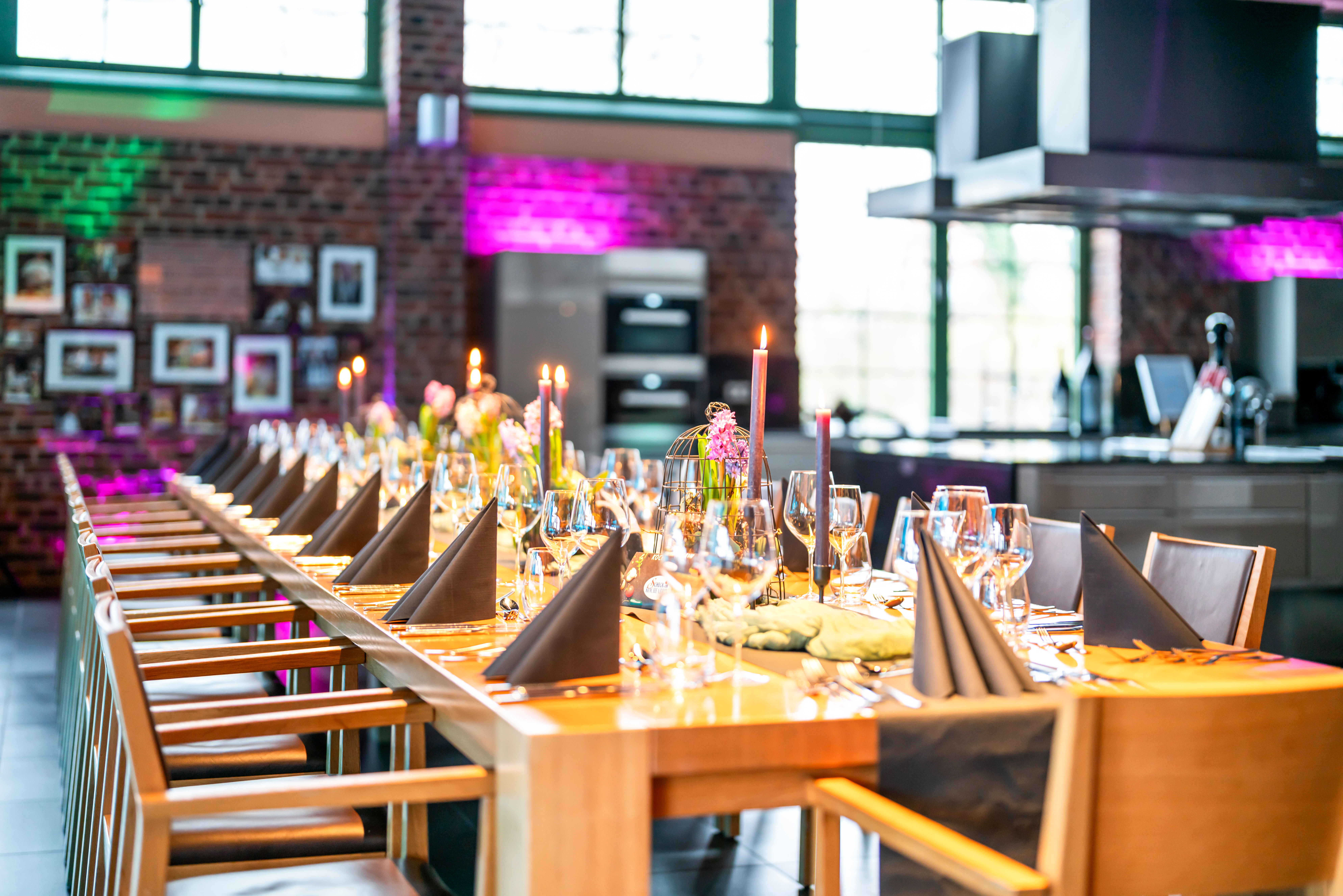 Hochzeitslocation - Unsere 8 Meter Tafel für bis zu 30 Personen. Ideal für Kochkurse und kleinere Gruppen. - Scheck-in Kochfabrik
