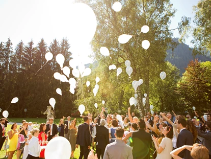 Mariage - Art der Location: im Freien - L'Autriche - Balloons fliegen lassen bringt Glück! - Schloss Prielau Hotel & Restaurants